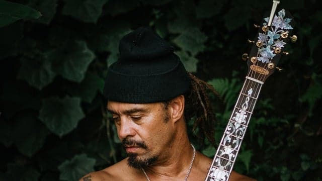 Michael Franti Trio - Heartstrings & Dynamite